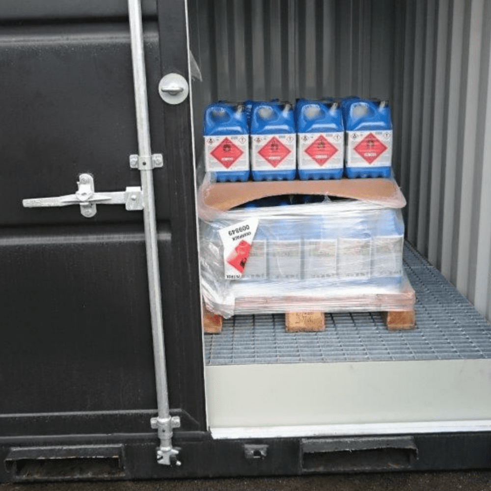 Miljöcontainer med miljöfarliga vätskor