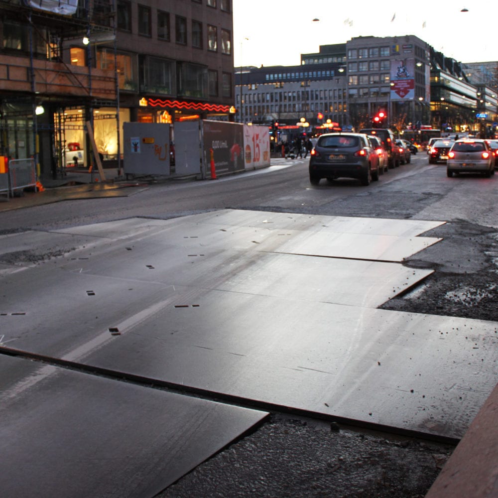 körplåt på väg skymning bilar vägarbete