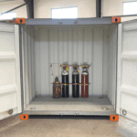 containertjänst gascontainer med 4 gasflaskor placerade i falskhållare