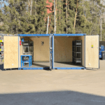 Mobil verkstadscontainer. Två blå containrar med öppna dörrar