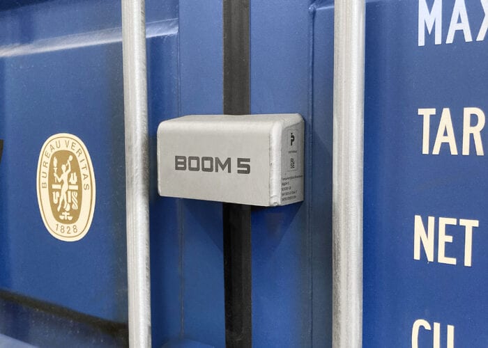blå container med låsbom utomhus