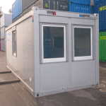 Kontorscontainer 20 fot i ljusgrått med 3 fönster
