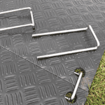 Markplattor på gräsmatta med låspinnar