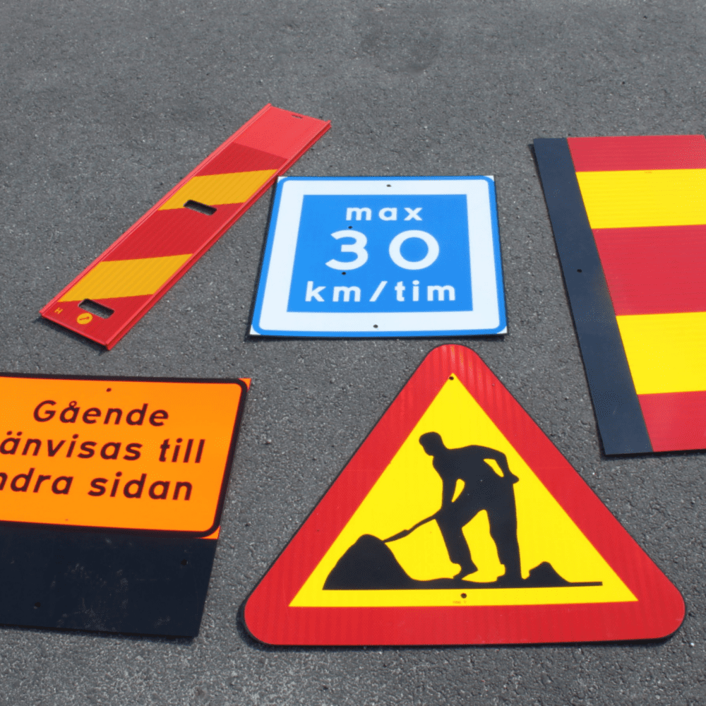 Väg och trafikskyltar som ligger på asfalt