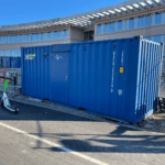 Leveranscontainer 20 fot placeras i skalskydd på byggarbetsplats containertjänst