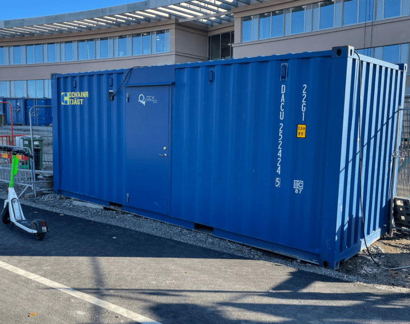 Leveranscontainer 20 fot placeras i skalskydd på byggarbetsplats containertjänst