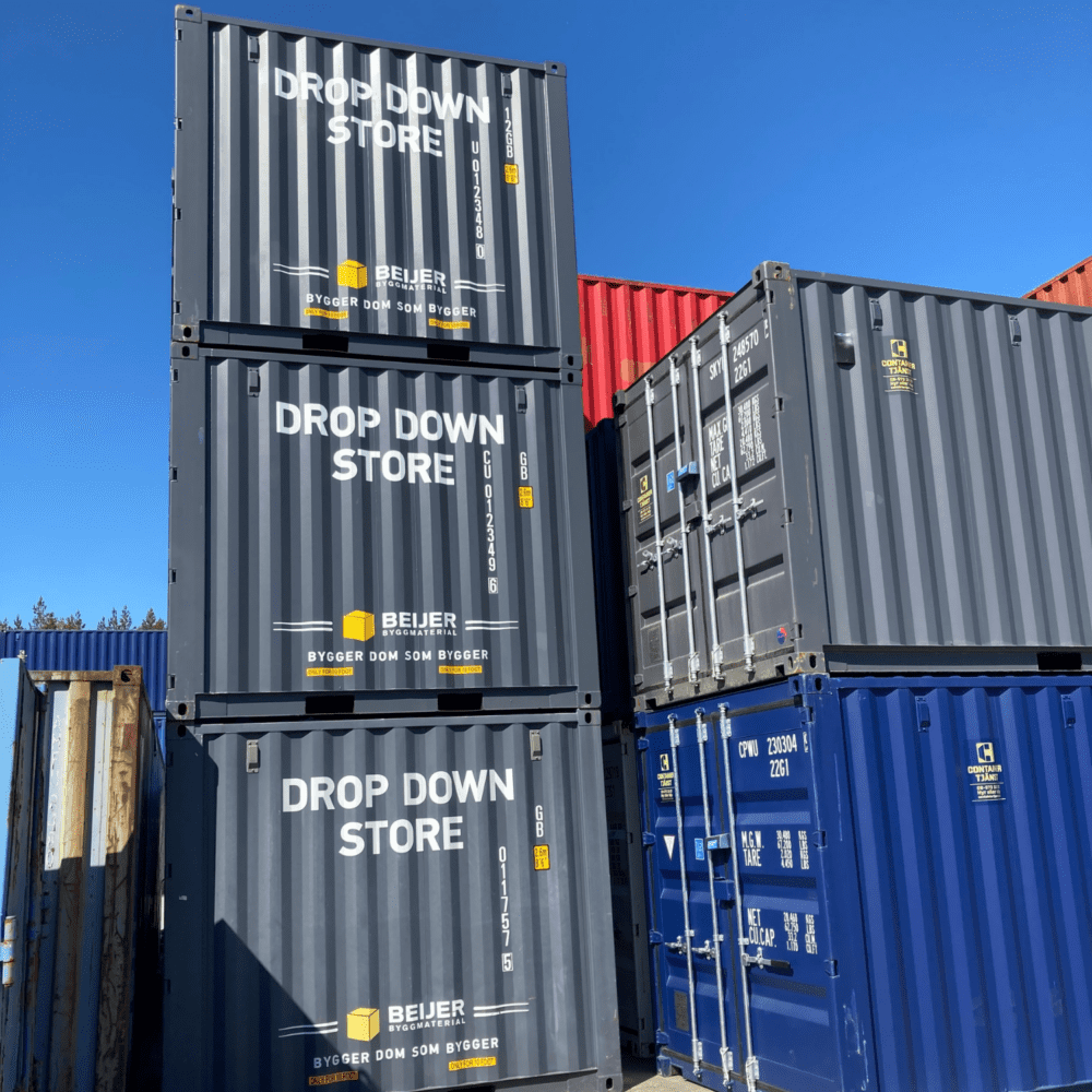 Beijer byggcontainer i stackar