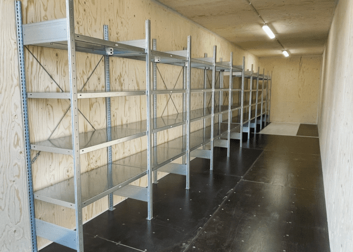Storlagercontainer 40 fot isolerade med hyllor och belysning