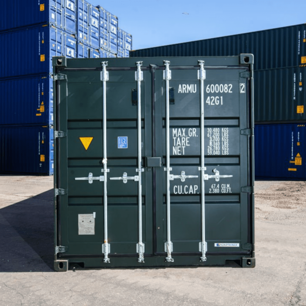 Grön container 40 fot fram ifrån i containerdepå