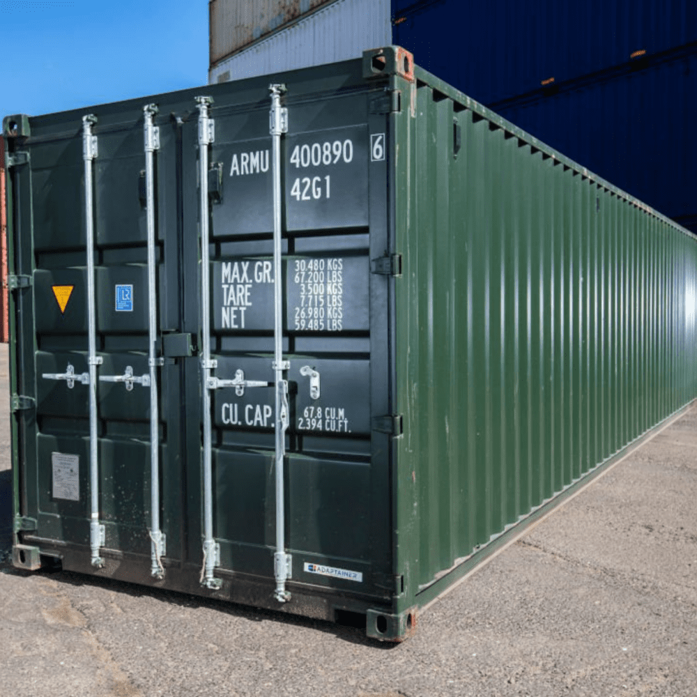 Grön container 40 fot från höger i containerdepå