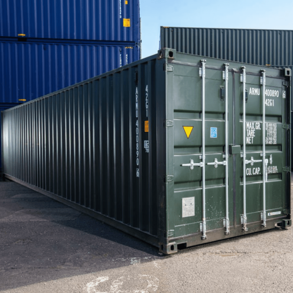 Grön container 40 fot från vänster i containerdepå