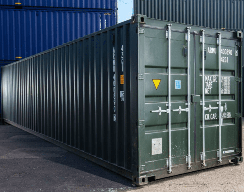 Grön container 40 fot från vänster i containerdepå