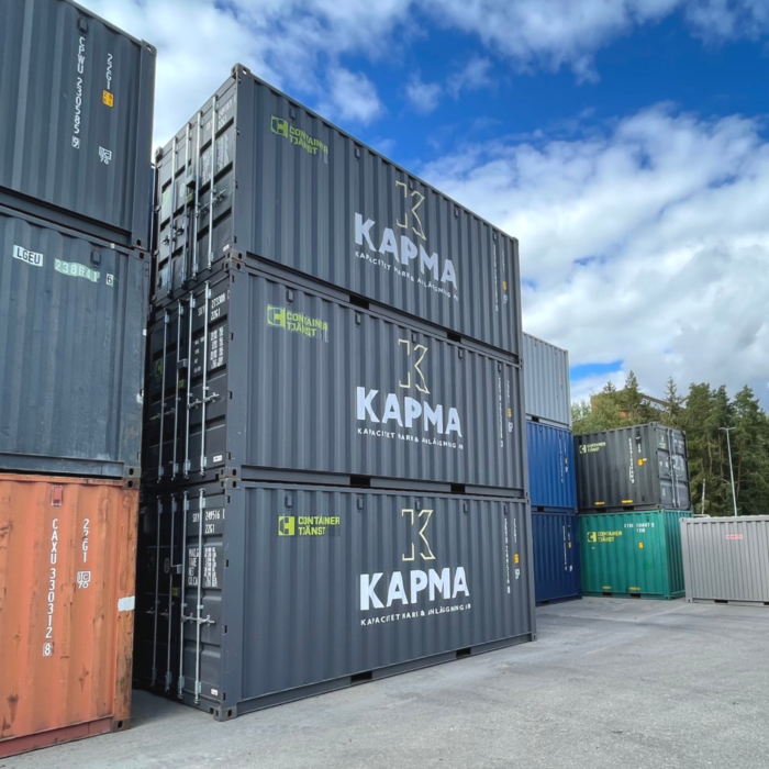 grå container 20 fot med folierad företagslogotyp