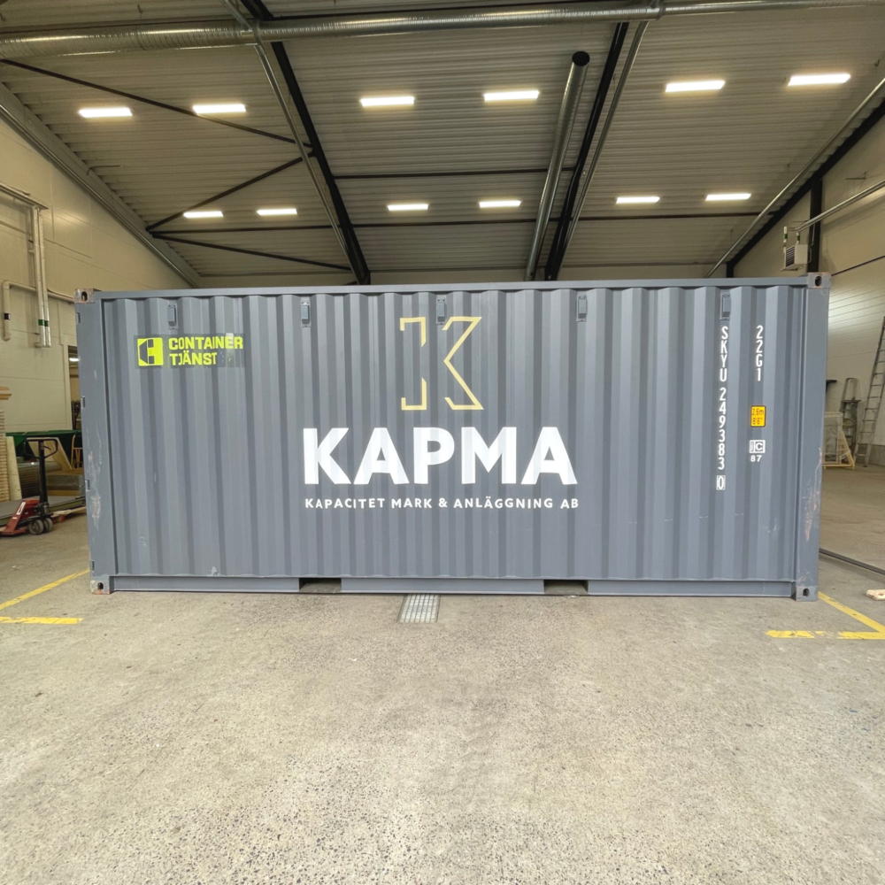 grå container 20 fot med folierad företagslogotyp