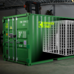 Containertjänst grön säkerhetscontainer 20 fot med 10 fot säkerhetsbur ferrapod gallerbur med containerlarm, låsbom och gångjärnskydd